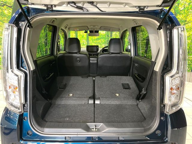 ���i�̂���������ʋ΁A���}���ɏ\���ȉ׎��X�y�[�X���m�ۂ��Ă���܂��B�Z�J���h�V�[�g��|���ƁA�傫�ȉו��̐ύڂ��\�ł���