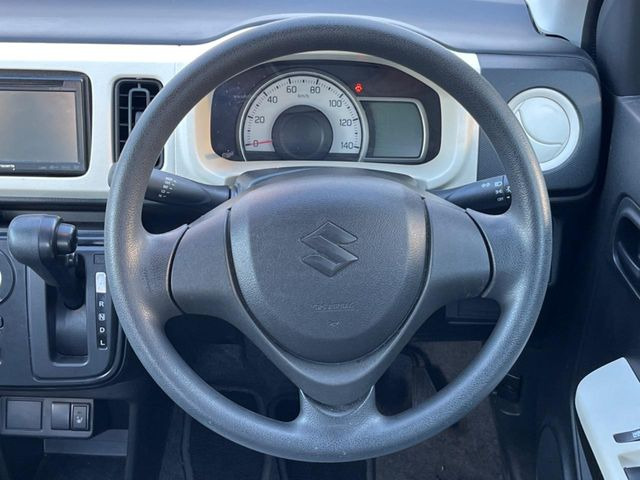 �C���e���A�ɍ��킹���f�U�C���̃X�e�A�����O�́A�^�]�������̂��Ƃ��l���A�^�]���₷���`��A�傫���ł��B�����x�A���ۂɐG���Ă��m���߂��������B