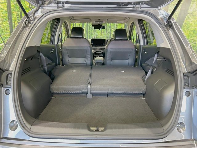 ���i�̂���������ʋ΁A���}���ɏ\���ȉ׎��X�y�[�X���m�ۂ��Ă���܂��B�Z�J���h�V�[�g��|���ƁA�傫�ȉו��̐ύڂ��\�ł���