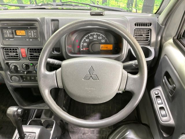 �C���e���A�ɍ��킹���f�U�C���̃X�e�A�����O�́A�^�]�������̂��Ƃ��l���A�^�]���₷���`��A�傫���ł��B�����x�A���ۂɐG���Ă��m���߂��������B