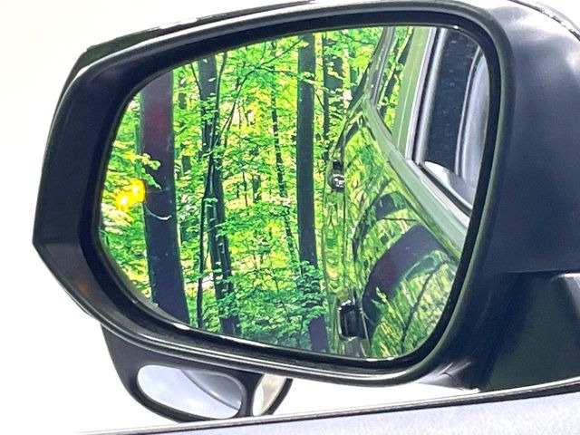 【ブラインドスポットモニター】走行中、ドアミラーの死角になりやすい箇所に後続車が接近するとサイドミラーのレンズに警告を表示!ドライバーに注意喚起をしてくれます。