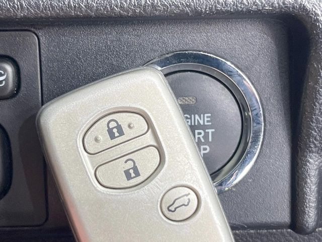 �y�X�}�[�g�L�[�z�J�o����|�P�b�g�ɓ��ꂽ�܂܂ł��h�A�̎{���E�������\�ȃX�}�[�g�L�[�𑕔��B�G���W���̃I���E�I�t�����J�M�����o���K�v����������Ƃ��Ă��֗��ł���