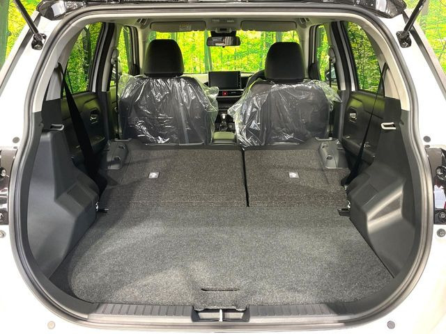 ���i�̂���������ʋ΁A���}���ɏ\���ȉ׎��X�y�[�X���m�ۂ��Ă���܂��B�Z�J���h�V�[�g��|���ƁA�傫�ȉו��̐ύڂ��\�ł���