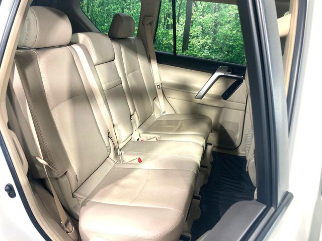 広々とした2列目シートは居住性が高く、居心地も快適!友達や家族とのお出かけにぴったりです。ベビーシートやチャイルドシート使用時も快適にお過ごしいただける十分な空間を確保しています。