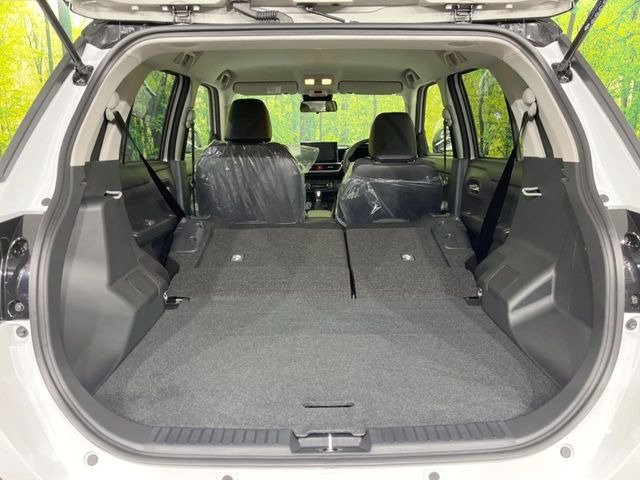 ���i�̂���������ʋ΁A���}���ɏ\���ȉ׎��X�y�[�X���m�ۂ��Ă���܂��B�Z�J���h�V�[�g��|���ƁA�傫�ȉו��̐ύڂ��\�ł���