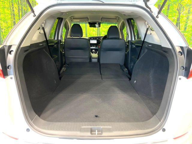 ���i�̂���������ʋ΁A���}���ɏ\���ȉ׎��X�y�[�X���m�ۂ��Ă���܂��B�Z�J���h�V�[�g��|���ƁA�傫�ȉו��̐ύڂ��\�ł���