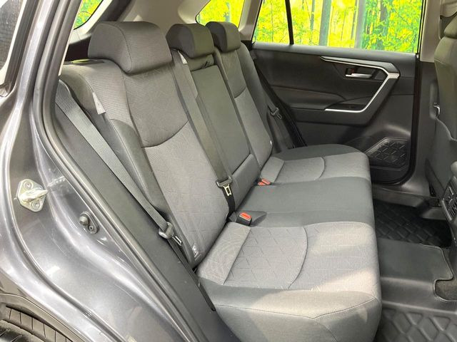 後部座席も気になるようなキズ・汚れやへたり等、大きなダメージはなく、良好な状態です。