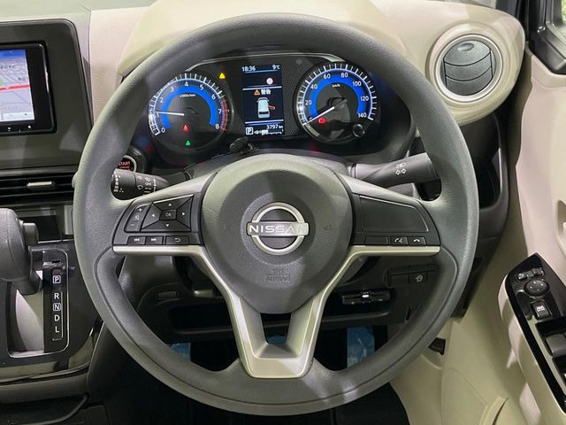 �C���e���A�ɍ��킹���f�U�C���̃X�e�A�����O�́A�^�]�������̂��Ƃ��l���A�^�]���₷���`��A�傫���ł��B�����x�A���ۂɐG���Ă��m���߂��������B