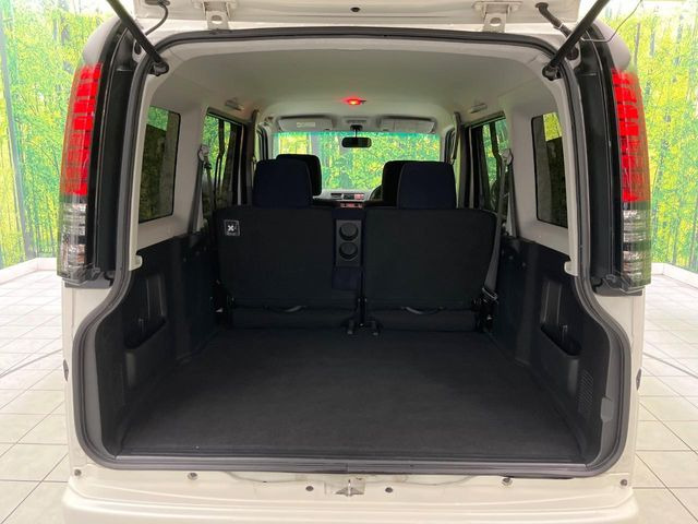 ���i�̂���������ʋ΁A���}���ɏ\���ȉ׎��X�y�[�X���m�ۂ��Ă���܂��B�Z�J���h�V�[�g��|���ƁA�傫�ȉו��̐ύڂ��\�ł���