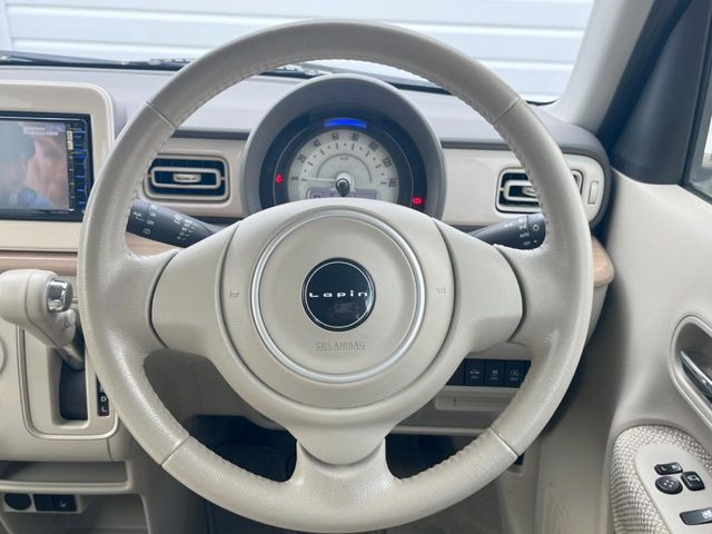 �C���e���A�ɍ��킹���f�U�C���̃X�e�A�����O�́A�^�]�������̂��Ƃ��l���A�^�]���₷���`��A�傫���ł��B�����x�A���ۂɐG���Ă��m���߂��������B