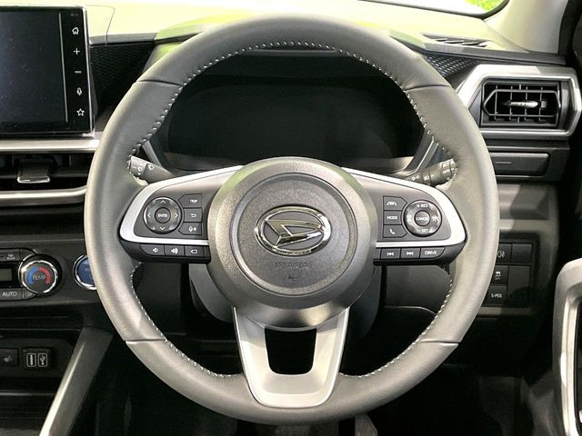 �C���e���A�ɍ��킹���f�U�C���̃X�e�A�����O�́A�^�]�������̂��Ƃ��l���A�^�]���₷���`��A�傫���ł��B�����x�A���ۂɐG���Ă��m���߂��������B