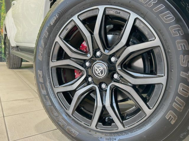 �y����18�C���`�A���~�z�C�[���z�O�ςɃ}�b�`���������A���~�z�C�[���𑕒����Ă���܂��B�e��ЊO�A���~�z�C�[����A�X�^�b�h���X�^�C�����戵�����Ă���܂��B���񂲑��k����������