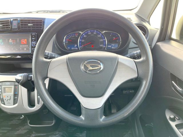 �C���e���A�ɍ��킹���f�U�C���̃X�e�A�����O�́A�^�]�������̂��Ƃ��l���A�^�]���₷���`��A�傫���ł��B�����x�A���ۂɐG���Ă��m���߂��������B