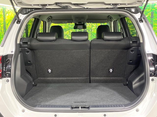 ���i�̂���������ʋ΁A���}���ɏ\���ȉ׎��X�y�[�X���m�ۂ��Ă���܂��B�Z�J���h�V�[�g��|���ƁA�傫�ȉו��̐ύڂ��\�ł���