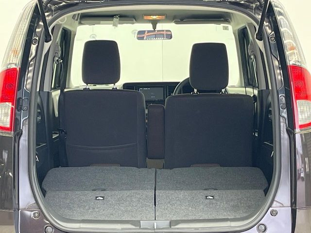 ���i�̂���������ʋ΁A���}���ɏ\���ȉ׎��X�y�[�X���m�ۂ��Ă���܂��B�Z�J���h�V�[�g��|���ƁA�傫�ȉו��̐ύڂ��\�ł���