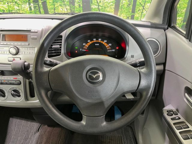 �C���e���A�ɍ��킹���f�U�C���̃X�e�A�����O�́A�^�]�������̂��Ƃ��l���A�^�]���₷���`��A�傫���ł��B�����x�A���ۂɐG���Ă��m���߂��������B