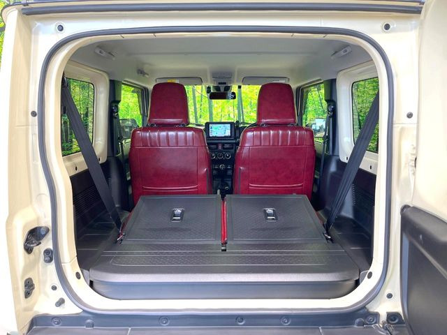 普段のお買い物や通勤、送迎等に十分な荷室スペースを確保しております。セカンドシートを倒すと、大きな荷物の積載も可能です♪