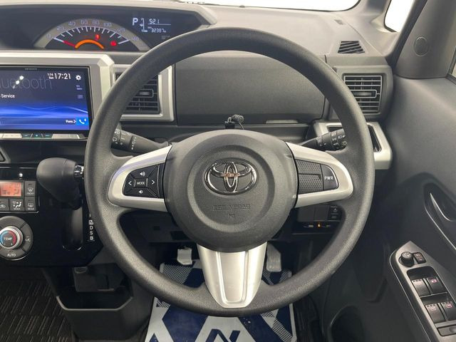 �C���e���A�ɍ��킹���f�U�C���̃X�e�A�����O�́A�^�]�������̂��Ƃ��l���A�^�]���₷���`��A�傫���ł��B�����x�A���ۂɐG���Ă��m���߂��������B