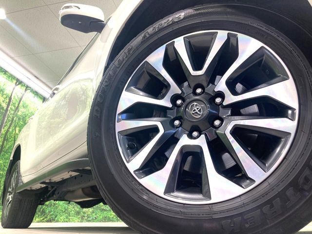 【純正オプション19インチアルミホイール】純正オプションホイールを装着。走行性能の向上に加え、外観もよりスタイリッシュになっています。