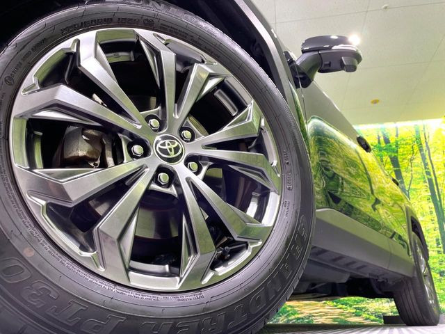 【純正18インチアルミホイール】外観にマッチした純正アルミホイールを装着しております。各種社外アルミホイールや、スタッドレスタイヤも取扱いしております。是非ご相談ください♪