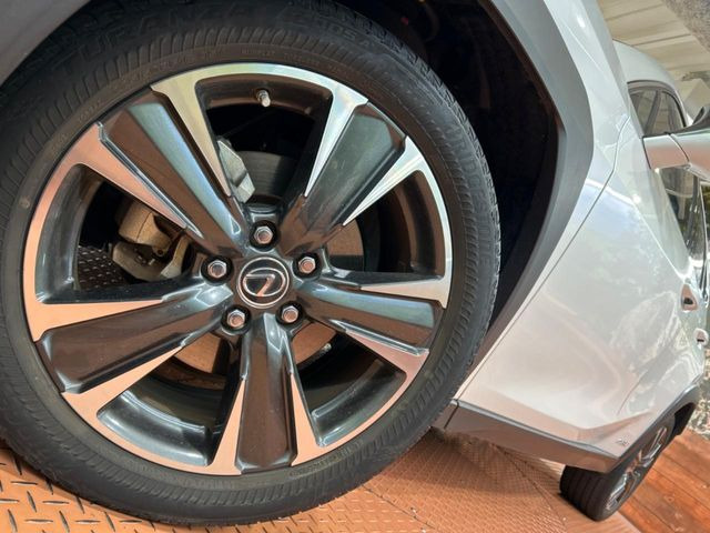 �y���������C���`�A���~�z�C�[���z�O�ςɃ}�b�`���������A���~�z�C�[���𑕒����Ă���܂��B�e��ЊO�A���~�z�C�[����A�X�^�b�h���X�^�C�����戵�����Ă���܂��B���񂲑��k����������