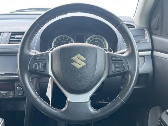 �C���e���A�ɍ��킹���f�U�C���̃X�e�A�����O�́A�^�]�������̂��Ƃ��l���A�^�]���₷���`��A�傫���ł��B�����x�A���ۂɐG���Ă��m���߂��������B