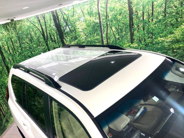 【サンルーフ】開放感たっぷりの希少装備、サンルーフが装着されています!車内に明かりを取り入れたり景色を楽しむ以外にも、車内の空気も簡単に換気できて快適です!