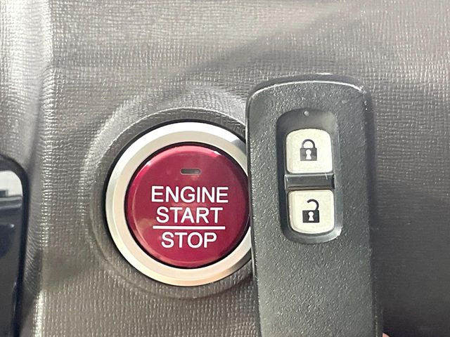 �yHonda�X�}�[�g�L�[�z�J�o����|�P�b�g�ɓ��ꂽ�܂܂ł��h�A�̎{���E�������\�ȃX�}�[�g�L�[�𑕔��B�G���W���̃I���E�I�t�����J�M�����o���K�v����������Ƃ��Ă��֗��ł���