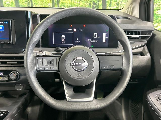 �C���e���A�ɍ��킹���f�U�C���̃X�e�A�����O�́A�^�]�������̂��Ƃ��l���A�^�]���₷���`��A�傫���ł��B�����x�A���ۂɐG���Ă��m���߂��������B