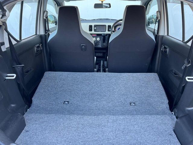 ���i�̂���������ʋ΁A���}���ɏ\���ȉ׎��X�y�[�X���m�ۂ��Ă���܂��B�Z�J���h�V�[�g��|���ƁA�傫�ȉו��̐ύڂ��\�ł���