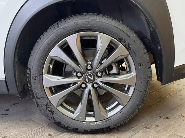 �y����18�C���`�A���~�z�C�[���z�O�ςɃ}�b�`���������A���~�z�C�[���𑕒����Ă���܂��B�e��ЊO�A���~�z�C�[����A�X�^�b�h���X�^�C�����戵�����Ă���܂��B���񂲑��k����������