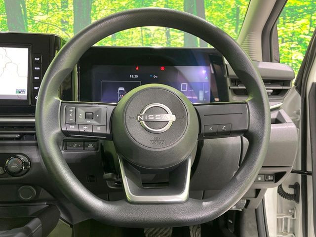 �C���e���A�ɍ��킹���f�U�C���̃X�e�A�����O�́A�^�]�������̂��Ƃ��l���A�^�]���₷���`��A�傫���ł��B�����x�A���ۂɐG���Ă��m���߂��������B