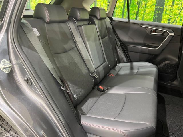 後部座席も気になるようなキズ・汚れやへたり等、大きなダメージはなく、良好な状態です。