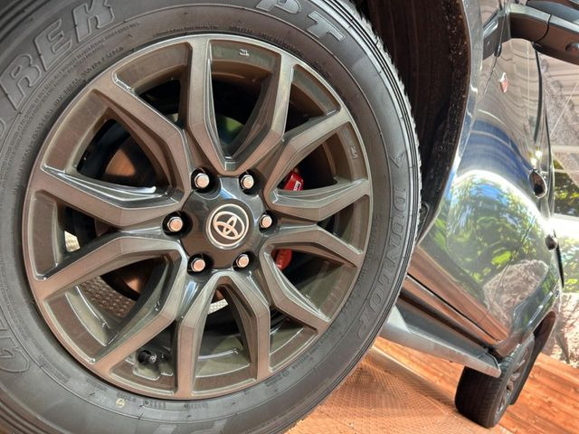 �y����18�C���`�A���~�z�C�[���z�O�ςɃ}�b�`���������A���~�z�C�[���𑕒����Ă���܂��B�e��ЊO�A���~�z�C�[����A�X�^�b�h���X�^�C�����戵�����Ă���܂��B���񂲑��k����������