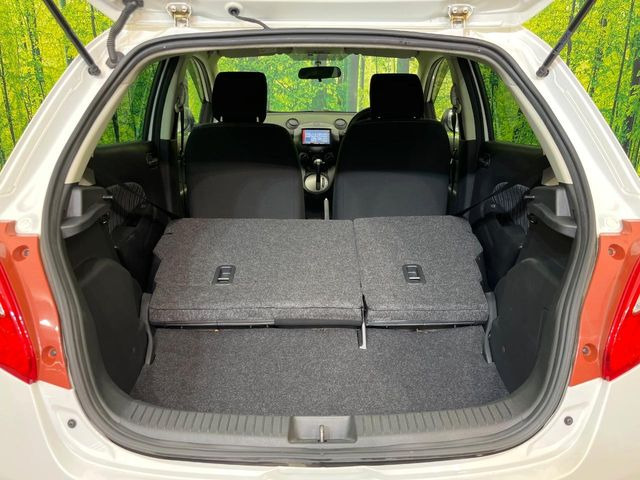 ���i�̂���������ʋ΁A���}���ɏ\���ȉ׎��X�y�[�X���m�ۂ��Ă���܂��B�Z�J���h�V�[�g��|���ƁA�傫�ȉו��̐ύڂ��\�ł���