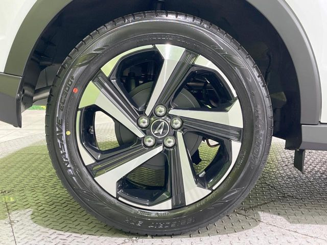 �y����17�C���`�A���~�z�C�[���z�O�ςɃ}�b�`���������A���~�z�C�[���𑕒����Ă���܂��B�e��ЊO�A���~�z�C�[����A�X�^�b�h���X�^�C�����戵�����Ă���܂��B���񂲑��k����������