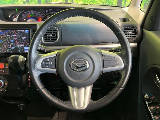 �C���e���A�ɍ��킹���f�U�C���̃X�e�A�����O�́A�^�]�������̂��Ƃ��l���A�^�]���₷���`��A�傫���ł��B�����x�A���ۂɐG���Ă��m���߂��������B