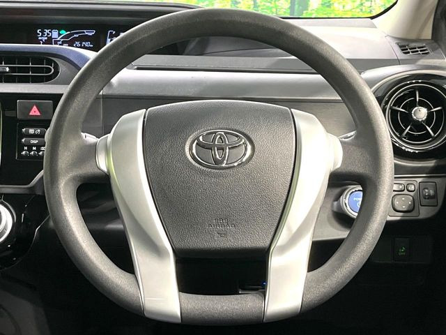 �C���e���A�ɍ��킹���f�U�C���̃X�e�A�����O�́A�^�]�������̂��Ƃ��l���A�^�]���₷���`��A�傫���ł��B�����x�A���ۂɐG���Ă��m���߂��������B