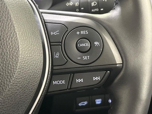 【レーダークルーズコントロール】高速道路での長距離走行が楽に!!自動で速度を保つクルーズコントロールが、衝突軽減システムと連携し、前方の車両を感知して車間を保つように速度調節してくれます!!