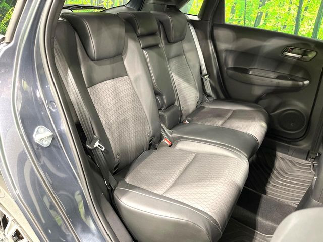 後部座席も気になるようなキズ・汚れやへたり等、大きなダメージはなく、良好な状態です。