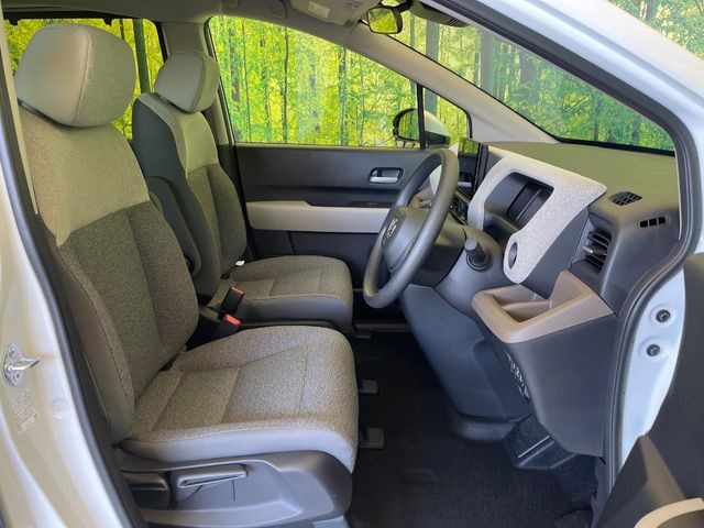 運転席シート廻りは使用感も少なく、良好な状態となっています。前オーナー様が丁寧に使っていたことがよくわかりますね。