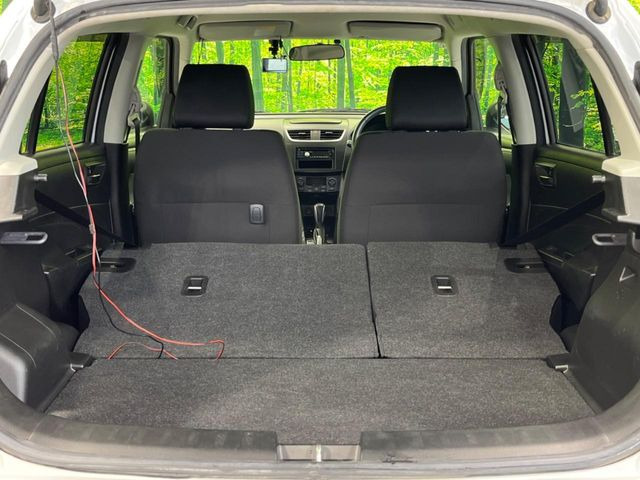 ���i�̂���������ʋ΁A���}���ɏ\���ȉ׎��X�y�[�X���m�ۂ��Ă���܂��B�Z�J���h�V�[�g��|���ƁA�傫�ȉו��̐ύڂ��\�ł���