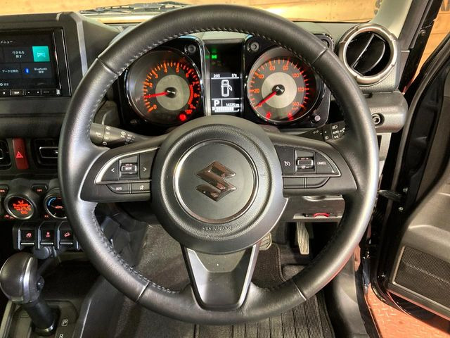 �C���e���A�ɍ��킹���f�U�C���̃X�e�A�����O�́A�^�]�������̂��Ƃ��l���A�^�]���₷���`��A�傫���ł��B�����x�A���ۂɐG���Ă��m���߂��������B