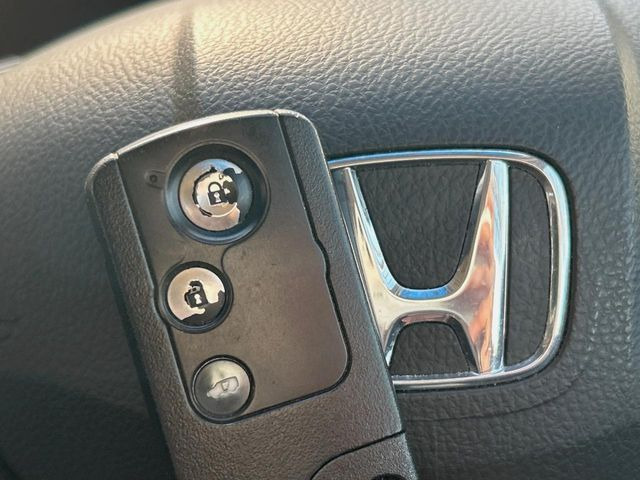 �yHonda�X�}�[�g�L�[�z�J�o����|�P�b�g�ɓ��ꂽ�܂܂ł��h�A�̎{���E�������\�ȃX�}�[�g�L�[�𑕔��B�G���W���̃I���E�I�t�����J�M�����o���K�v����������Ƃ��Ă��֗��ł���