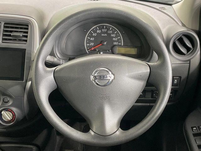 �C���e���A�ɍ��킹���f�U�C���̃X�e�A�����O�́A�^�]�������̂��Ƃ��l���A�^�]���₷���`��A�傫���ł��B�����x�A���ۂɐG���Ă��m���߂��������B