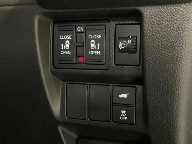 ���D�݂̃I�v�V�����𑕒����Č�[�Ԃ��邱�Ƃ��\�ł��B�i�r�E�o�b�N�J�����EETC�E��ȃt���b�v�_�E�����j�^�[�E�R�[�e�B���O�E�V�[�g�J�o�[�E�h���C�u���R�[�_�[�E�G���W���X�^�[�^�[ �ȂǂȂǎ戵����!