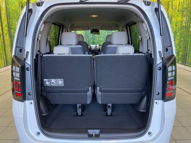 普段のお買い物や通勤、送迎等に十分な荷室スペースを確保しております。セカンドシートを倒すと、大きな荷物の積載も可能です♪