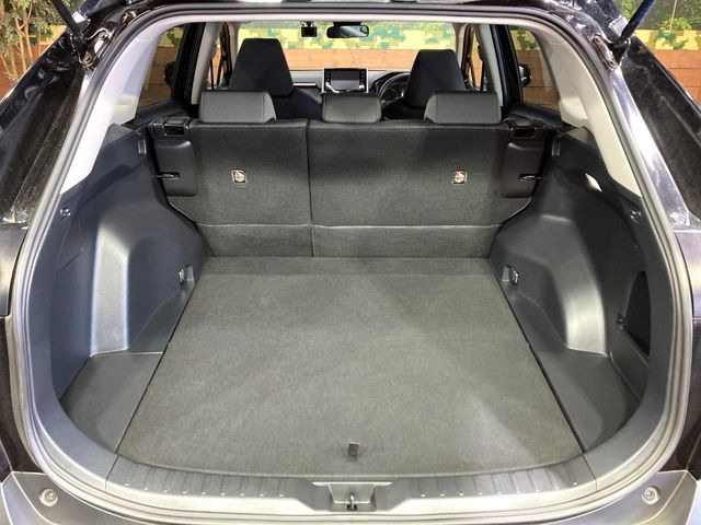 普段のお買い物や通勤、送迎等に十分な荷室スペースを確保しております。セカンドシートを倒すと、大きな荷物の積載も可能です♪