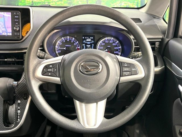 �C���e���A�ɍ��킹���f�U�C���̃X�e�A�����O�́A�^�]�������̂��Ƃ��l���A�^�]���₷���`��A�傫���ł��B�����x�A���ۂɐG���Ă��m���߂��������B