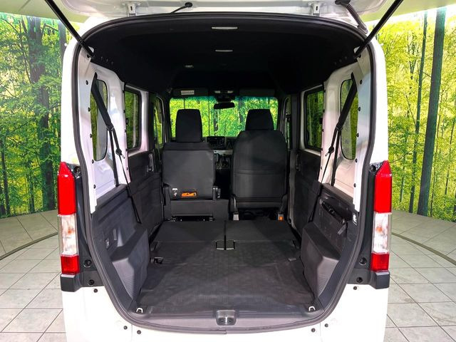 ���i�̂���������ʋ΁A���}���ɏ\���ȉ׎��X�y�[�X���m�ۂ��Ă���܂��B�Z�J���h�V�[�g��|���ƁA�傫�ȉו��̐ύڂ��\�ł���